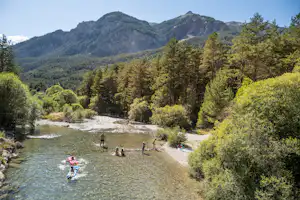 Huttopia La Clarée Huttopia Camping La Clarée - Blick auf den Fluss am Campingplatz