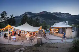 Huttopia La Clarée Huttopia Camping La Clarée - Snackbar mit Terrasse auf dem Campingplatz