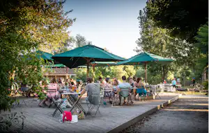 Huttopia La Plage Blanche Huttopia Camping La Plage Blanche - Außenterrasse auf dem Campingplatz