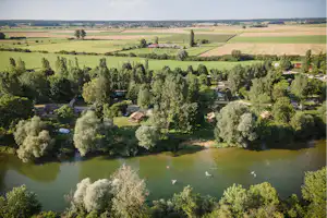 Huttopia La Plage Blanche Huttopia Camping La Plage Blanche - Aussicht auf den Campingplatz am Fluss