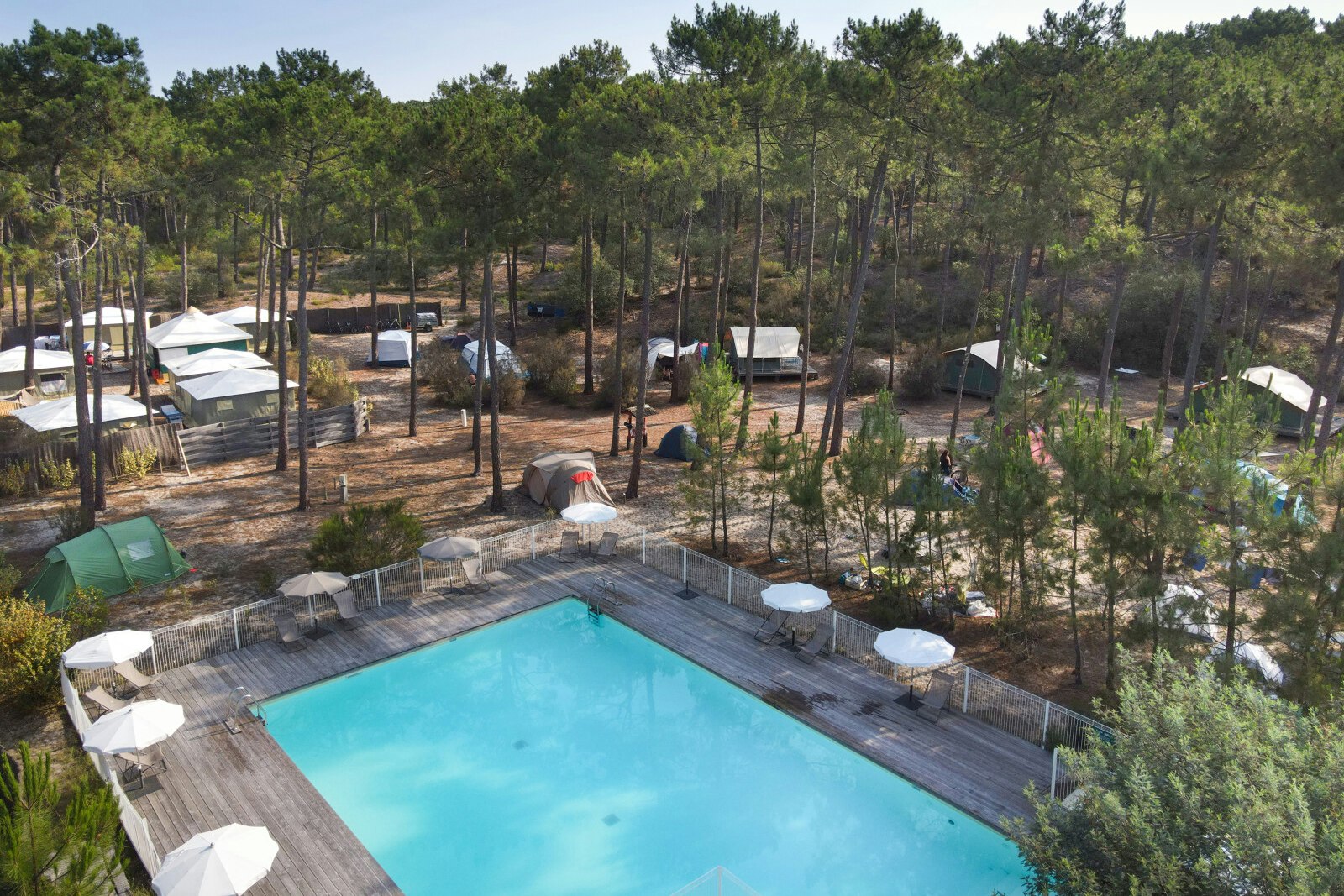 Huttopia Lac de Carcans  Huttopia Camping Lac de Carcans  - Pool im Freien mit Liegestühlen und Sonnenschirmen