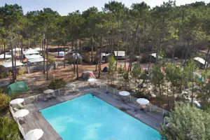 Huttopia Lac de Carcans Huttopia Camping Lac de Carcans - Pool im Freien mit Liegestühlen und Sonnenschirmen