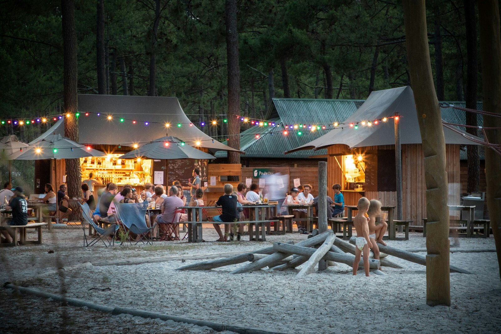 Huttopia Lac de Carcans  Huttopia Camping Lac de Carcans  - Restaurant mit Terrasse auf dem Campingplatz