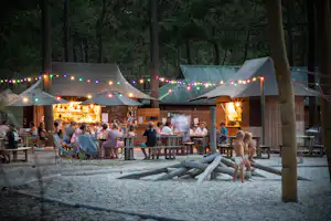 Huttopia Lac de Carcans Huttopia Camping Lac de Carcans - Restaurant mit Terrasse auf dem Campingplatz