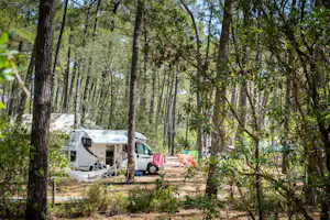 Huttopia Lac de Carcans Huttopia Camping Lac de Carcans - Standplätze zwischen den Bäumen auf dem Campingplatz