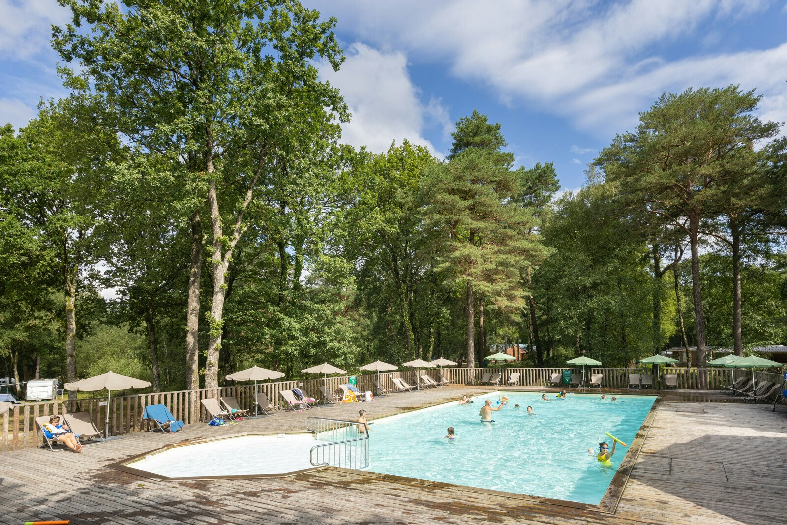 Huttopia Camping Lac de Sillé  - Pool im Freien mit Liegestühlen und Sonnenschirmen