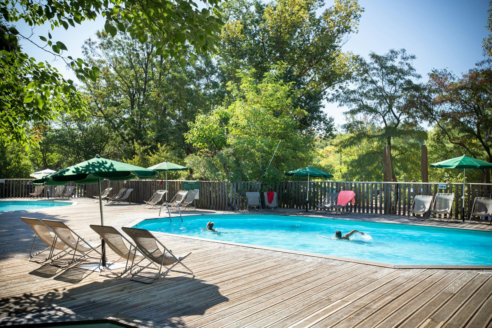 Huttopia Camping Le Moulin  - Pool im Freien mit Liegestühlen und Sonnenschirmen