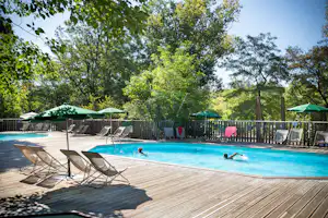 Huttopia Camping Le Moulin - Pool im Freien mit Liegestühlen und Sonnenschirmen