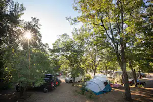 Huttopia Camping Le Moulin - Standplätze zwischen den Bäumen auf dem Campingplatz