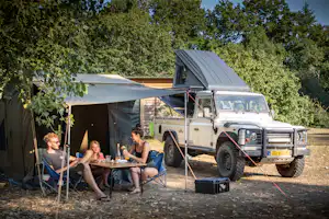 Huttopia Les Châteaux Huttopia Camping Les Châteaux - Gäste auf ihrem Stellplatz