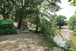Huttopia Millau Huttopia Camping Millau - Stellplatz mit Blick auf den Fluss