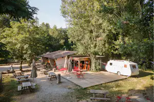 Huttopia Millau Huttopia Camping Millau - Terrasse auf dem Campingplatz