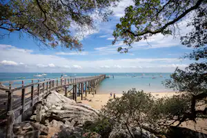 Huttopia Camping Noirmoutier - Blick auf den Pier auf Meeresküste in der Umgebung vom Campingpaltz