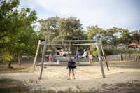 Huttopia Camping Noirmoutier - Spielplatz mit Sand für Kinder auf dem Campingplatz