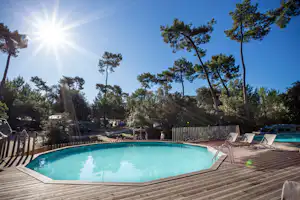 Huttopia Camping Oléron Les Pins - Planschbecken mit Liegestühlen im Poolbereich vom Campingplatz