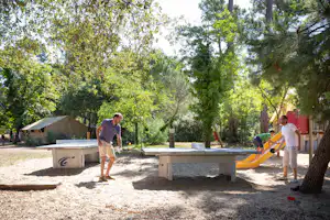 Huttopia Camping Oléron Les Pins - Tischtennisplatz und Kinderspielplatz in der Sonne auf dem Campingplatz