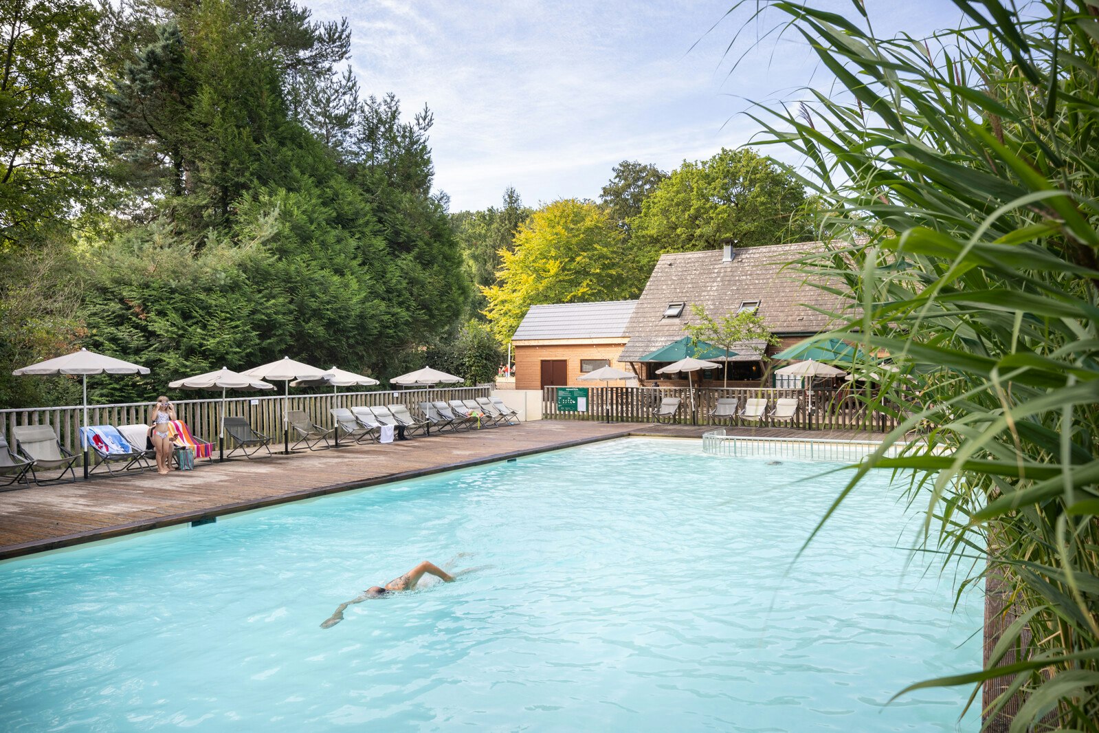 Huttopia Camping Rambouillet  - Pool im Freien mit Liegestühlen und Sonnenschirmen