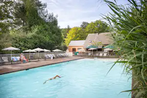 Huttopia Camping Rambouillet - Pool im Freien mit Liegestühlen und Sonnenschirmen