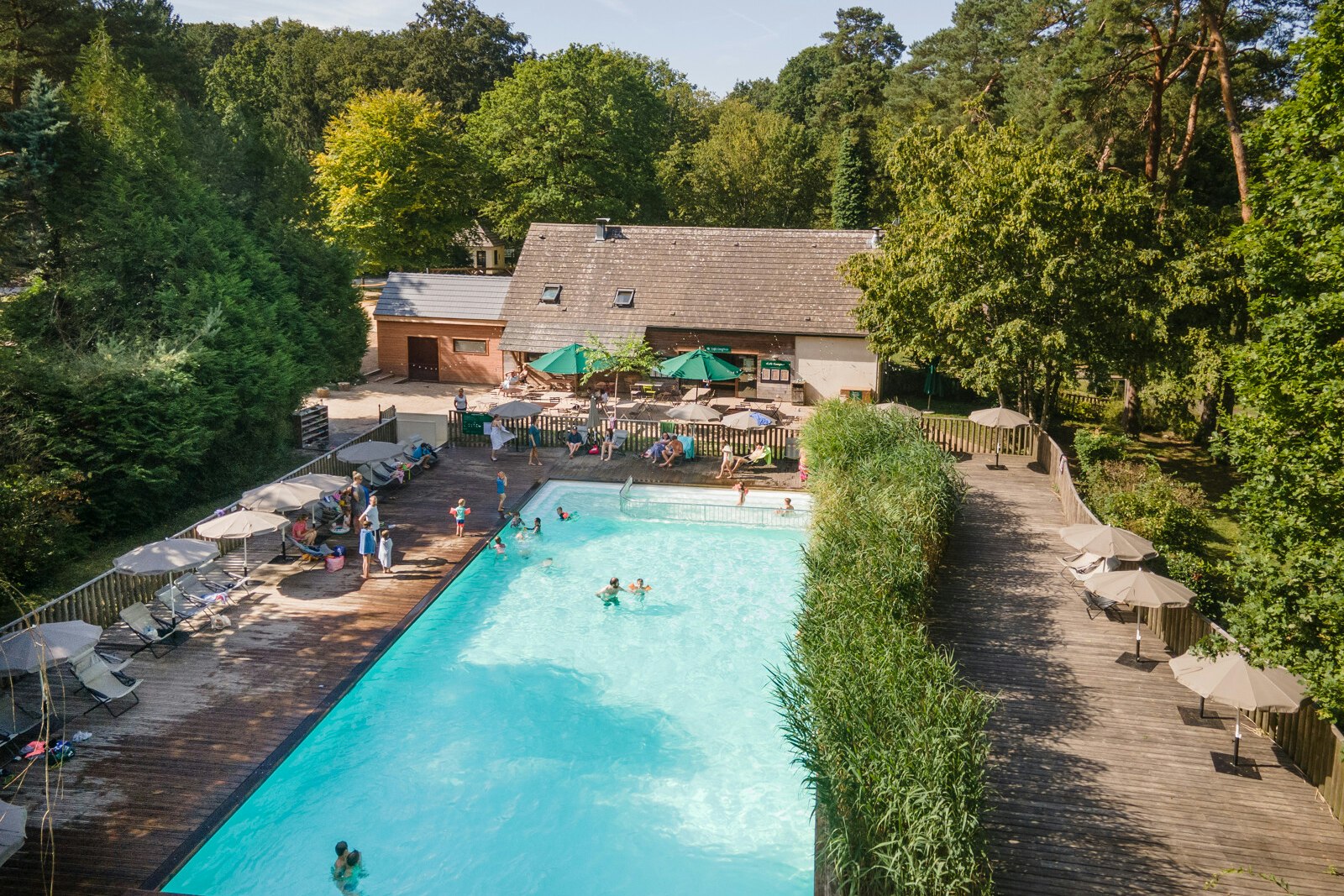 Huttopia Camping Rambouillet  - Pool im Freien mit Liegestühlen und Sonnenschirmen