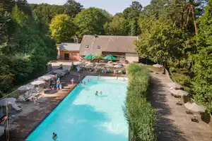 Huttopia Camping Rambouillet - Pool im Freien mit Liegestühlen und Sonnenschirmen