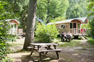 Huttopia Camping Rambouillet - Camper auf dem Rasen vor dem Mobilheim auf dem Campingplatz
