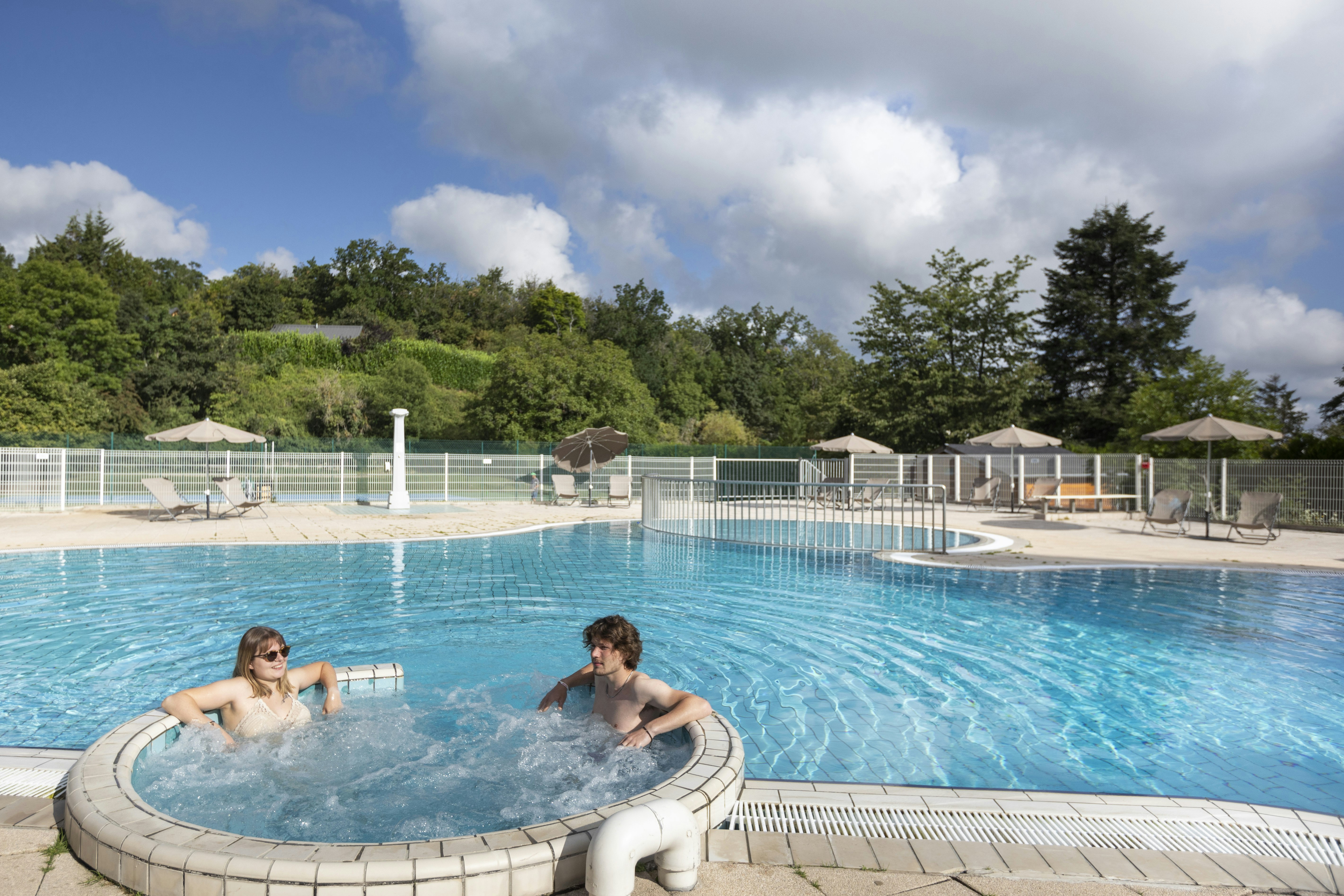 Huttopia Camping Royat  - Pool im Freien mit Liegestühlen und Sonnenschirmen