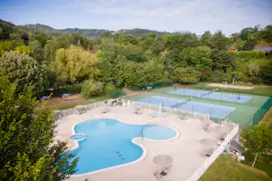 Huttopia Royat Huttopia Camping Royat - Blick auf den Pool und die Tennisplätze auf dem Campingplatz