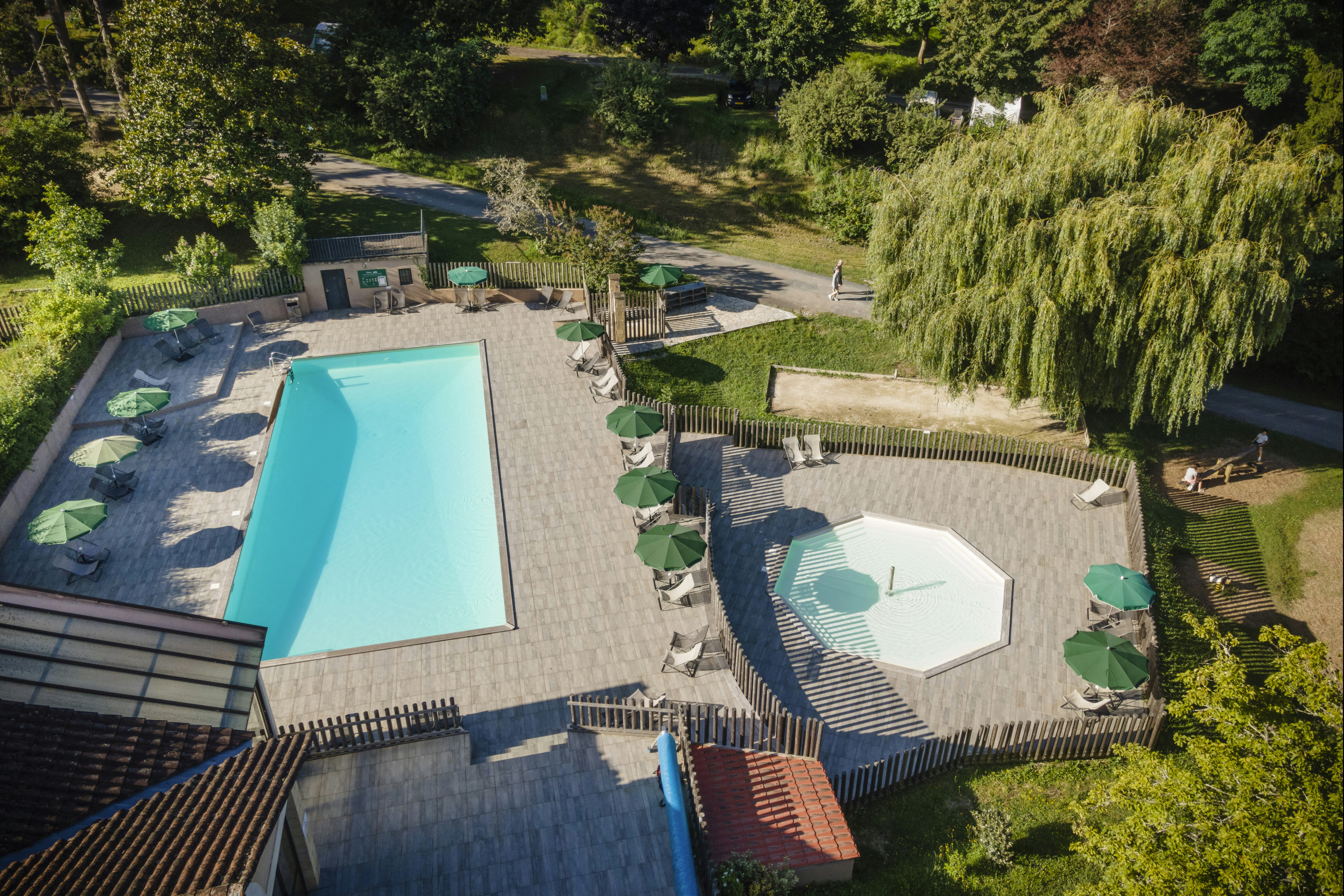 Huttopia Sarlat  Huttopia Camping Sarlat Les Perrières - Blick auf den Pool auf dem Campingplatz