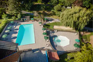 Huttopia Sarlat Huttopia Camping Sarlat Les Perrières - Blick auf den Pool auf dem Campingplatz