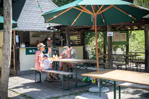 Huttopia Sarlat Huttopia Camping Sarlat Les Perrières - Terrasse der Snackbar