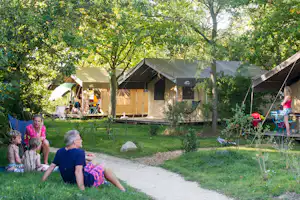 Huttopia Camping Saumur - Gäste vom Campingplatz auf dem grünen Glamping Zeltplatz zwischen den Bäumen