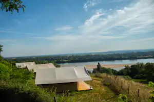 Huttopia Camping Saumur - Glamping Zeltplatz mit Safari-Zelten mit Blick auf den Fluss Loire und die grüne Gegend auf dem Campingplatz