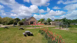 Huttopia Camping Saumur - Grüner Spielplatz für Kinder auf dem Campingplatz
