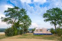 Huttopia Camping Saumur - Zeltplatz auf grüner Wiese mit Blick auf Fluss Loire auf dem Campingplatz