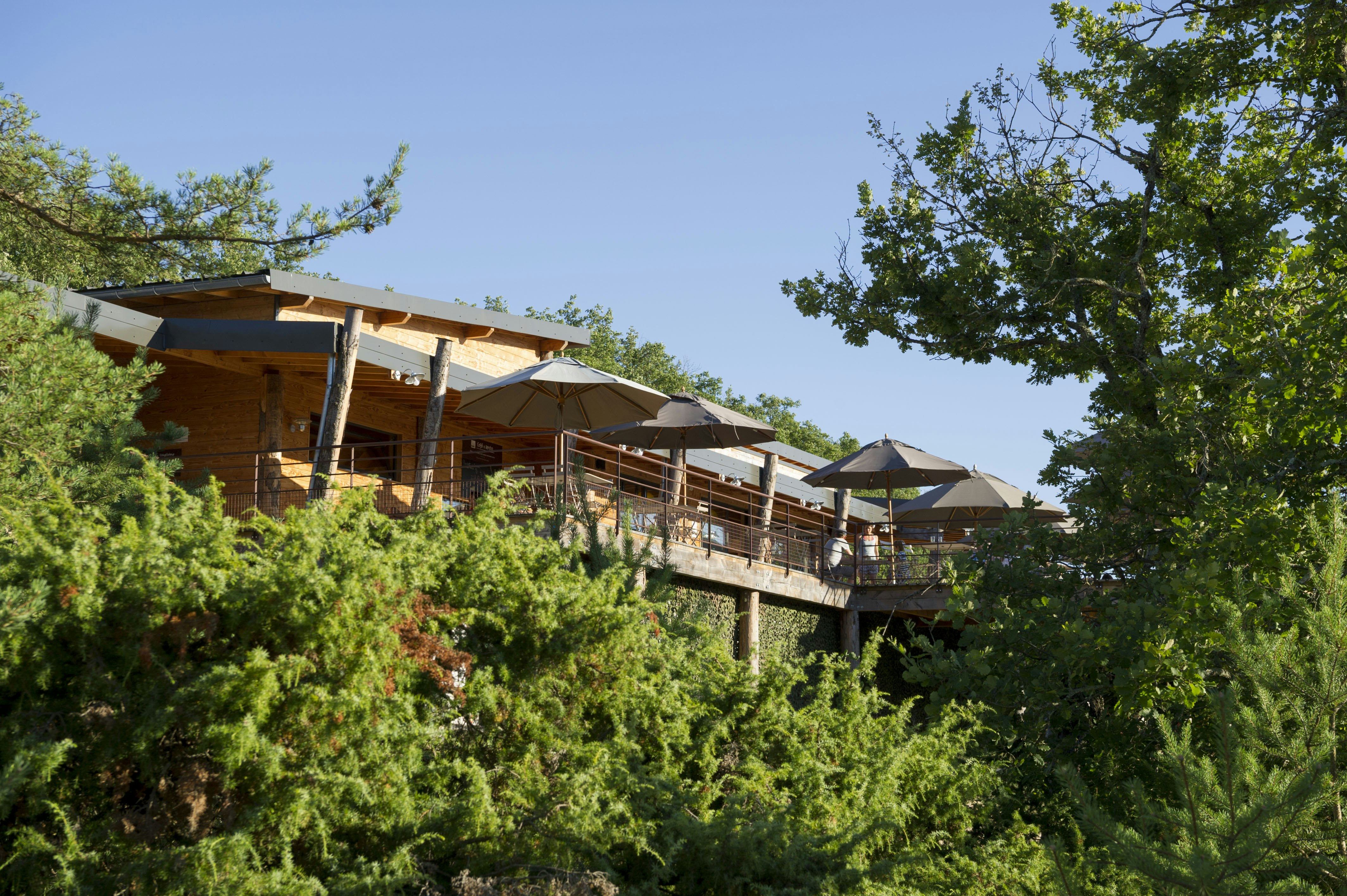 Huttopia Village Sud Ardèche  Village Huttopia Sud Ardèche - Terrasse mit Ausblick in die Natur