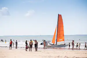 Huttopia Chardons Bleus - Ile de Ré - Camper am Segeln und Schwimmen am Strand in der Umgebung vom Campingplatz