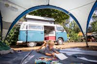Huttopia Chardons Bleus - Ile de Ré - Kind am Mahlen im Zelt auf dem Wohnwagen- und Zeltplatz vom Campingplatz