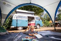 Huttopia Chardons Bleus - Ile de Ré - Kind am Mahlen im Zelt auf dem Wohnwagen- und Zeltplatz vom Campingplatz