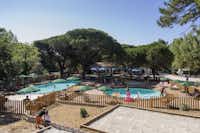 Huttopia Chardons Bleus - Ile de Re - Campingplatzanlage mit Pool und Liegestühlen in der Sonne--   