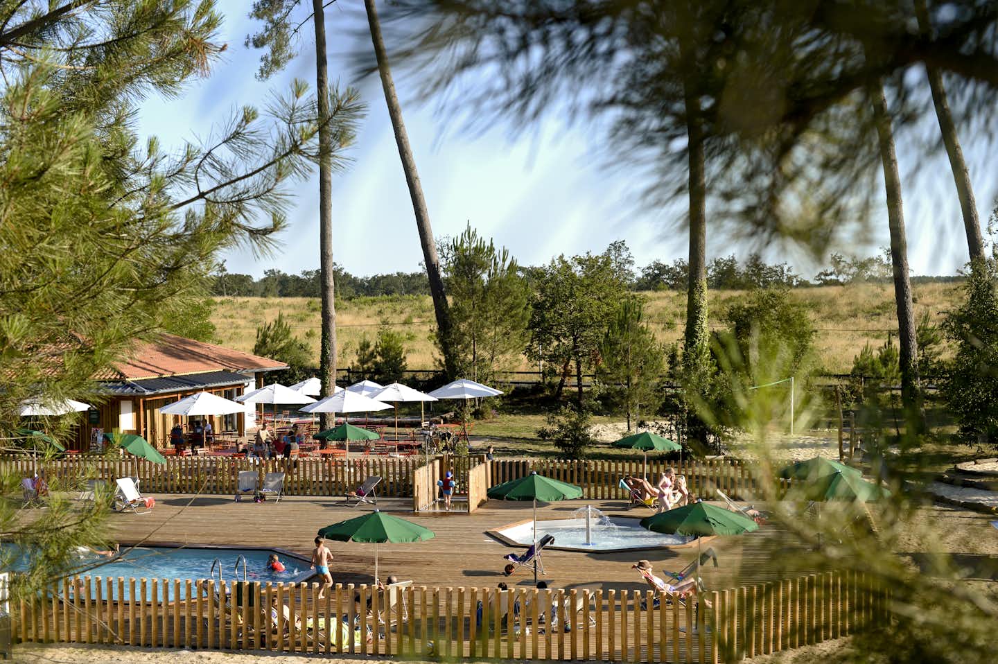 Huttopia Landes Sud - Außenbereich des Restaurants mit Blick auf das Schwimmbad 