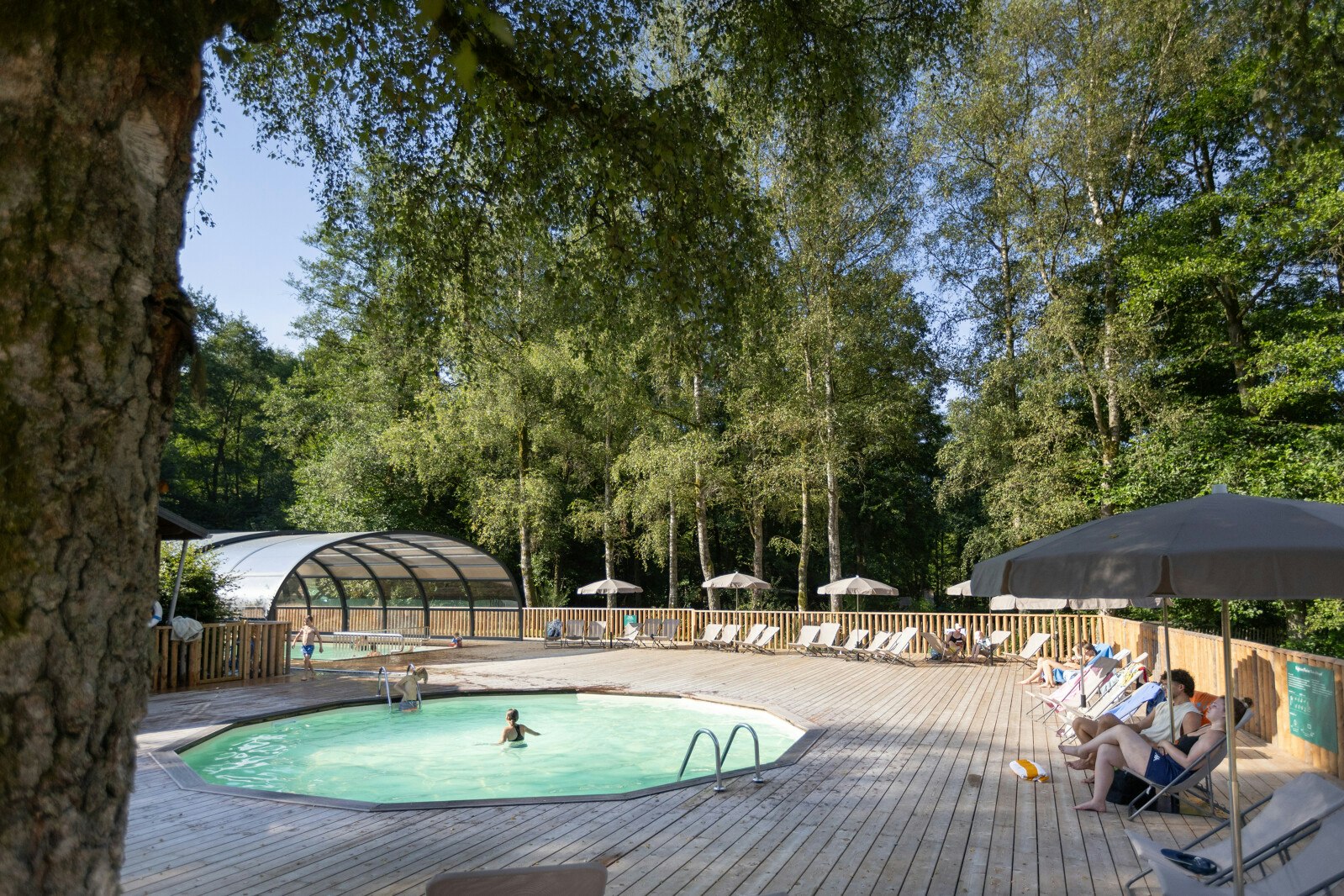 Huttopia Vallée de la Semois – Ardenne  - Pool im Freien mit Liegestühlen und Sonnenschirmen