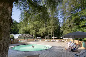 Huttopia Vallée de la Semois – Ardenne - Pool im Freien mit Liegestühlen und Sonnenschirmen