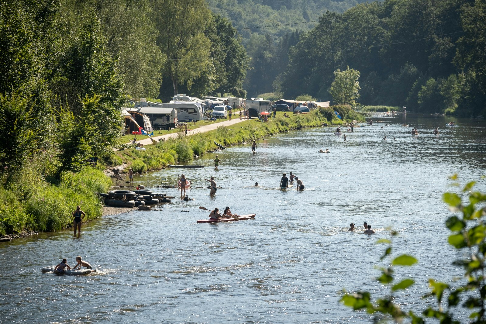 Huttopia Vallée de la Semois – Ardenne - Blick auf den Fluss am Campingplatz