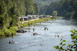Huttopia Vallée de la Semois – Ardenne - Blick auf den Fluss am Campingplatz