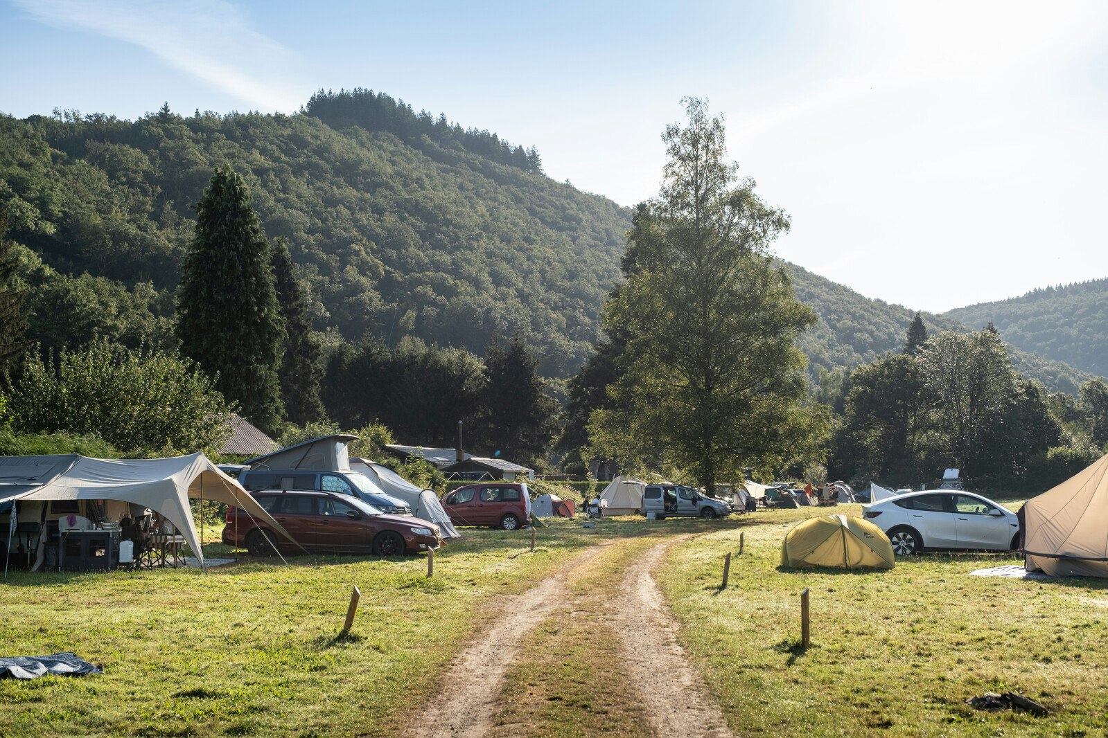 Huttopia Vallée de la Semois – Ardenne - Standplätze auf der Wiese auf dem Campingplatz