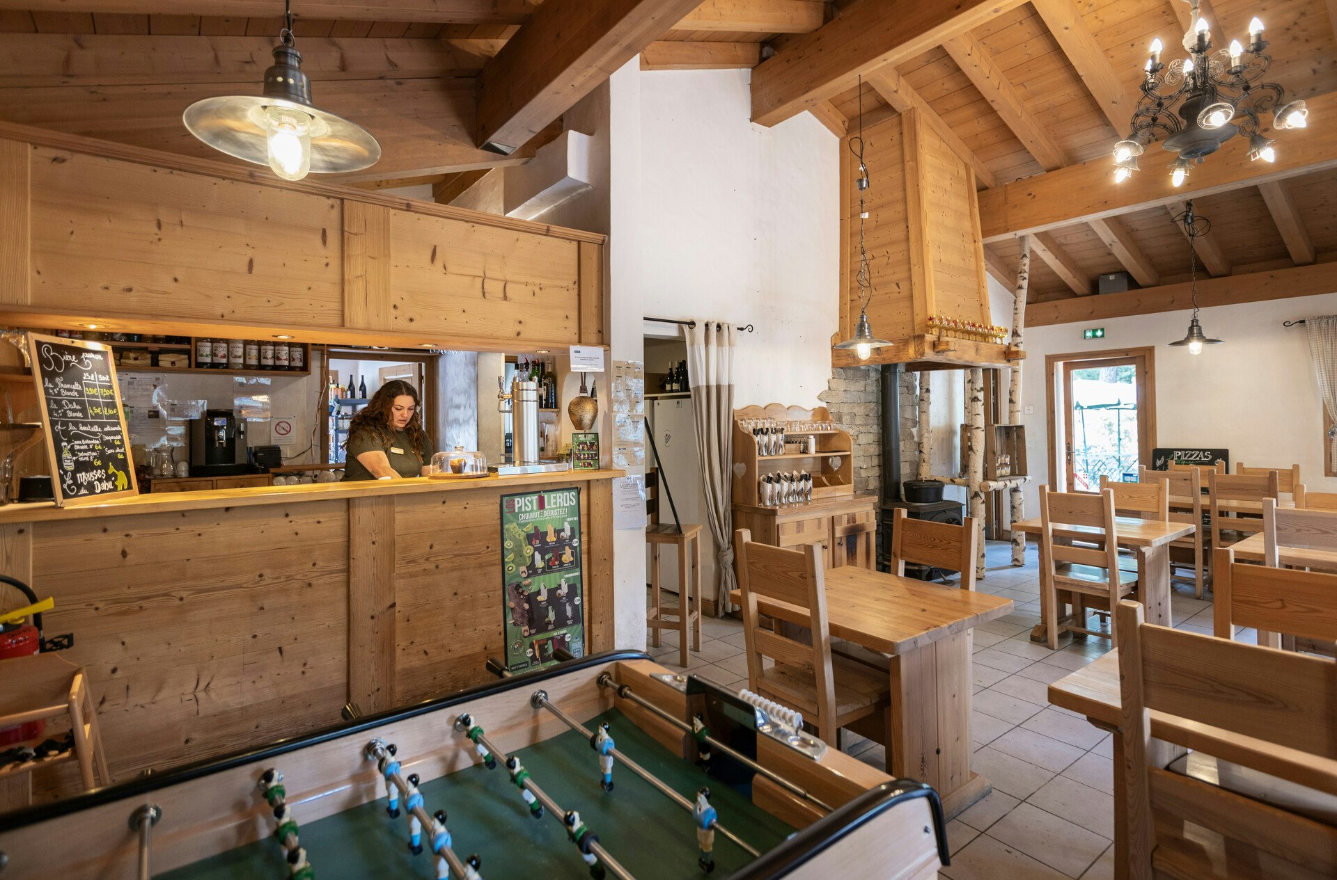 Huttopia Vanoise - Champagny  Huttopia Vanoise – Champagny - Innenansicht des Restaurants auf dem Campingplatz