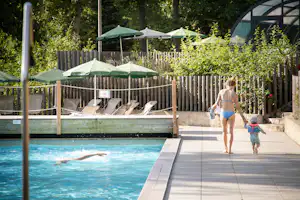 Huttopia Wattwiller - Mutter mit Kind am Pool des Campingplatzes