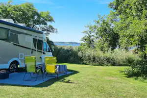 Hvalpsund Familie Camping - Blick auf einen Stellplatz im Grünen
