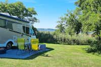 Hvalpsund Familie Camping - Blick auf einen Stellplatz im Grünen