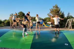 Hvalpsund Familie Camping - Hüpfburg auf dem Kinderspielplatz